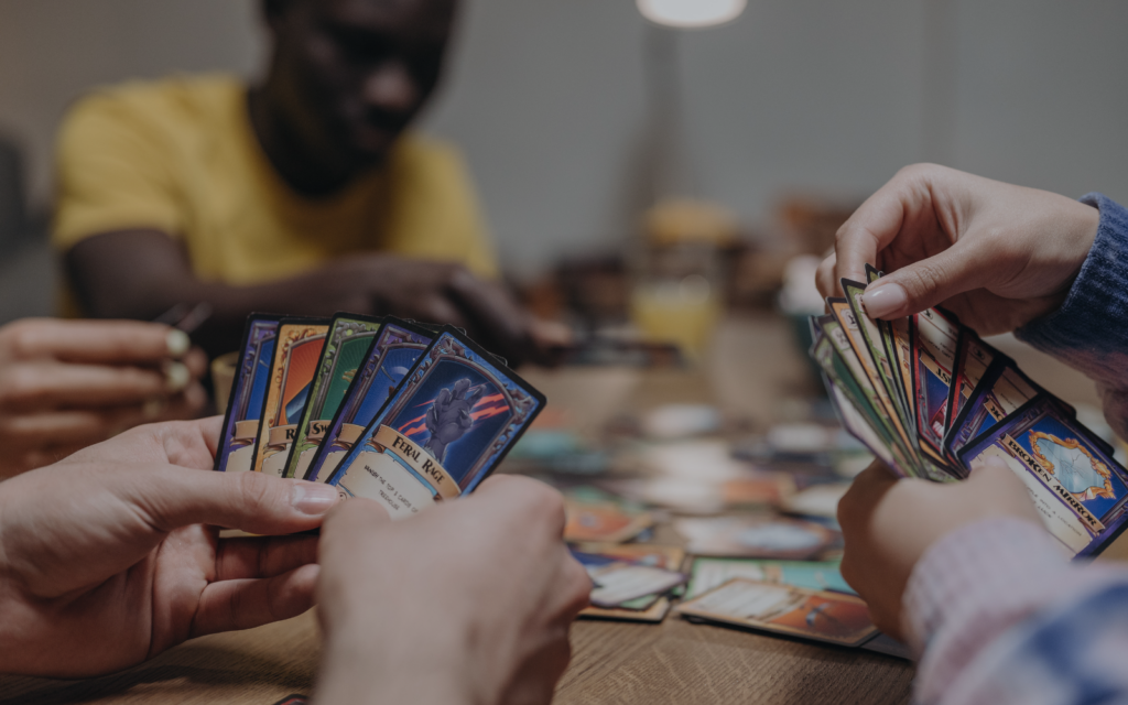 Image d'amis qui jouent à un jeu de carte sur une table de jeu de Apex Mobilier.